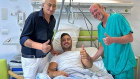 Valentin Sanfira a fost externat din spital! Artistul s-a fotografiat în scaun cu rotile: „Prima zi de fizioterapie”